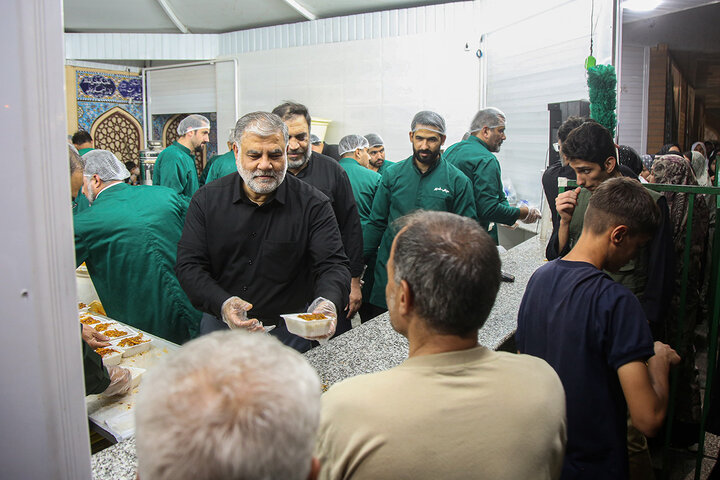 Photos: IRGC commander, Mayor of Qom serve Hazrat Masoueh pilgrims