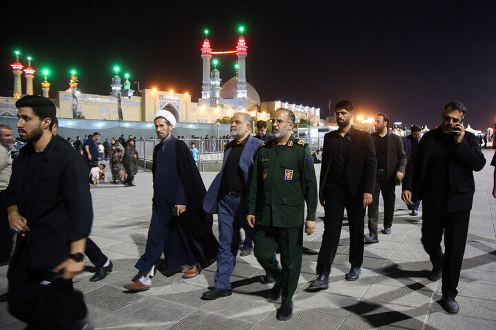 Photos: IRGC commander, Mayor of Qom serve Hazrat Masoueh pilgrims