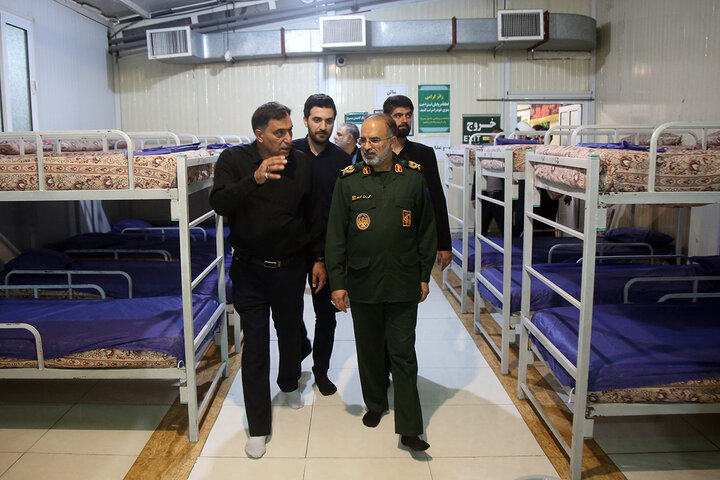 Photos: IRGC commander, Mayor of Qom serve Hazrat Masoueh pilgrims