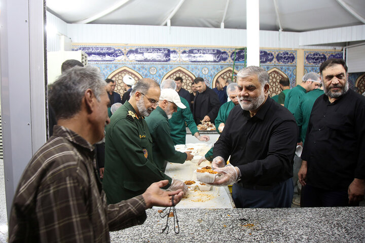 Photos: IRGC commander, Mayor of Qom serve Hazrat Masoueh pilgrims