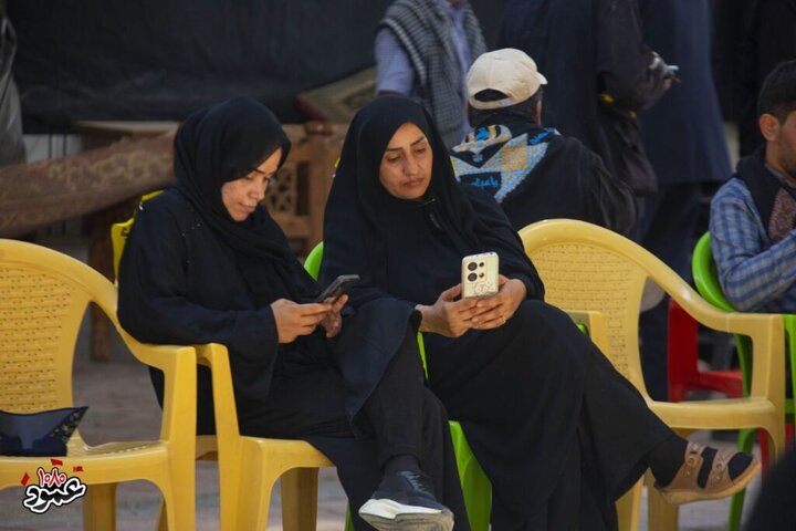 Photos: Arbaeen pilgrims use telephone, IT services at Hazrat Masoumeh Mawkib
