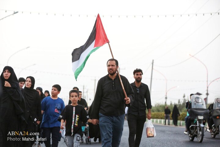 تقرير مصور/ مسيرة المشاة بمدينة قم الذين لم يشاركوا في أربعينية الإمام الحسين(ع) في العراق