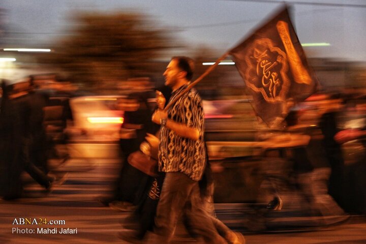 تقرير مصور/ مسيرة المشاة بمدينة قم الذين لم يشاركوا في أربعينية الإمام الحسين(ع) في العراق
