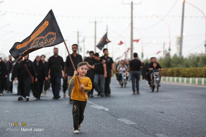 تقرير مصور/ مسيرة المشاة بمدينة قم الذين لم يشاركوا في أربعينية الإمام الحسين(ع) في العراق