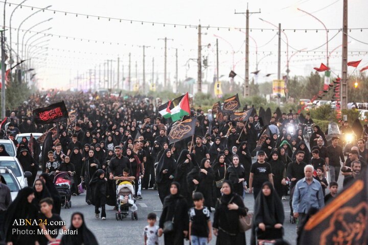 تقرير مصور/ مسيرة المشاة بمدينة قم الذين لم يشاركوا في أربعينية الإمام الحسين(ع) في العراق