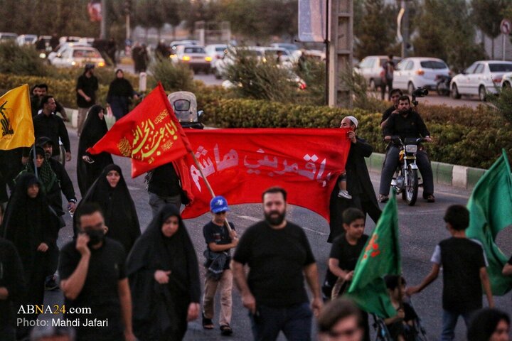 تقرير مصور/ مسيرة المشاة بمدينة قم الذين لم يشاركوا في أربعينية الإمام الحسين(ع) في العراق