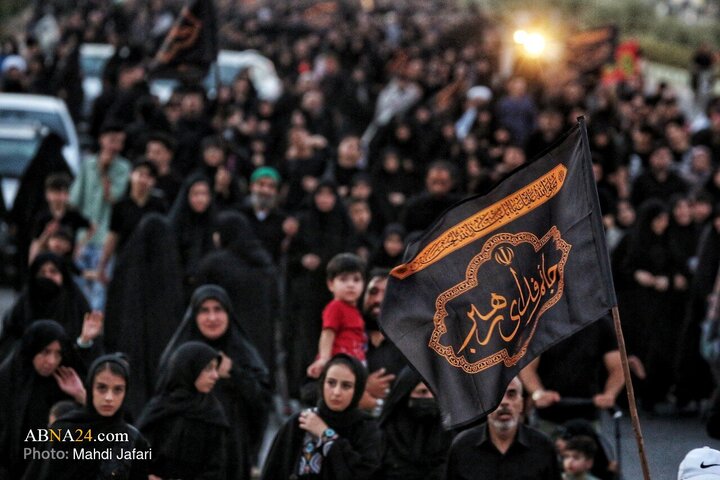 تقرير مصور/ مسيرة المشاة بمدينة قم الذين لم يشاركوا في أربعينية الإمام الحسين(ع) في العراق