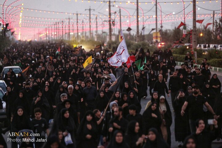 تقرير مصور/ مسيرة المشاة بمدينة قم الذين لم يشاركوا في أربعينية الإمام الحسين(ع) في العراق