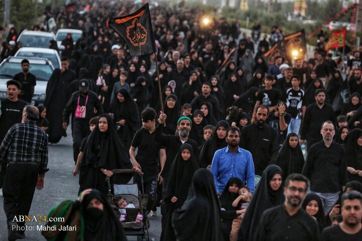 تقرير مصور/ مسيرة المشاة بمدينة قم الذين لم يشاركوا في أربعينية الإمام الحسين(ع) في العراق