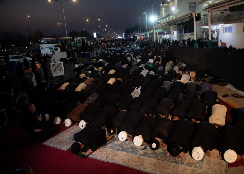 Najaf Seminary leads largest congregational prayer on Arbaeen path