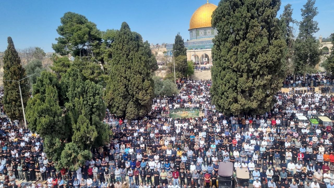 40,000 Worshipers Defy Israeli Restrictions at Al-Aqsa Mosque