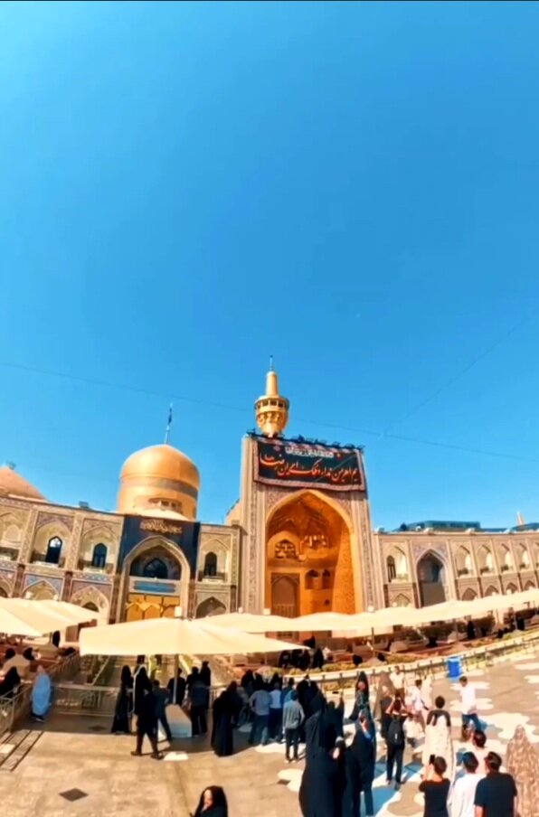 ویدیو | نصب کتیبه‌های عزا در حرم‌ مطهر رضوی، همزمان با نزدیک شدن به ایام شهادت امام رضا علیه‌السلام