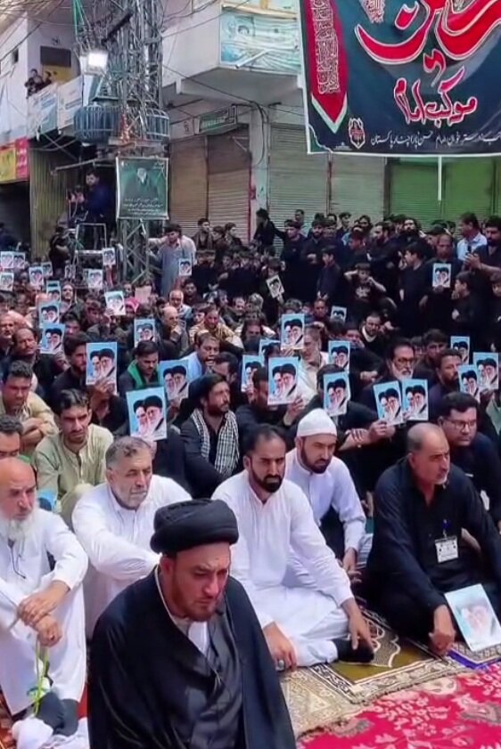 ویدیو | صحنه‌ای تماشایی از تصاویر امام خمینی(ره) و رهبر معظم انقلاب در دستان عزاداران اربعین حسینی در پاراچنار پاکستان