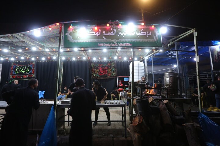 تقرير مصور/ من ديالى.. موكب "صاحبة الضلع المكسور" يخدم زوار الأربعين ويساعدون الفقراء في كربلاء