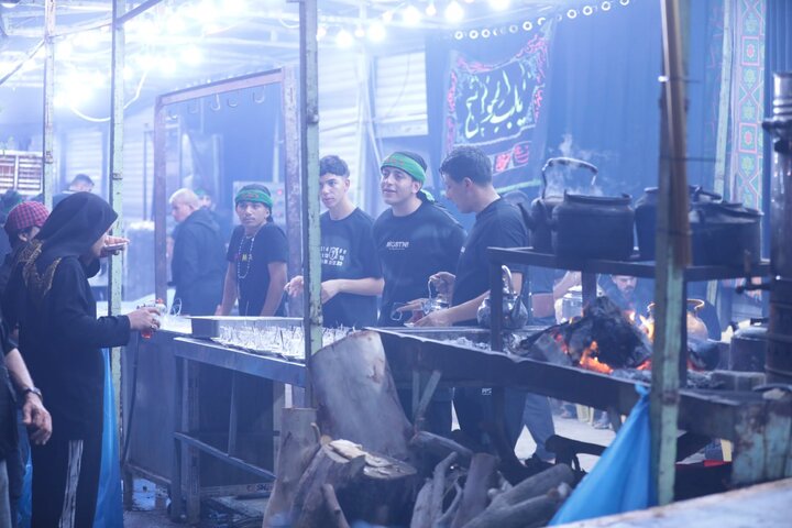 تقرير مصور/ من ديالى.. موكب "صاحبة الضلع المكسور" يخدم زوار الأربعين ويساعدون الفقراء في كربلاء