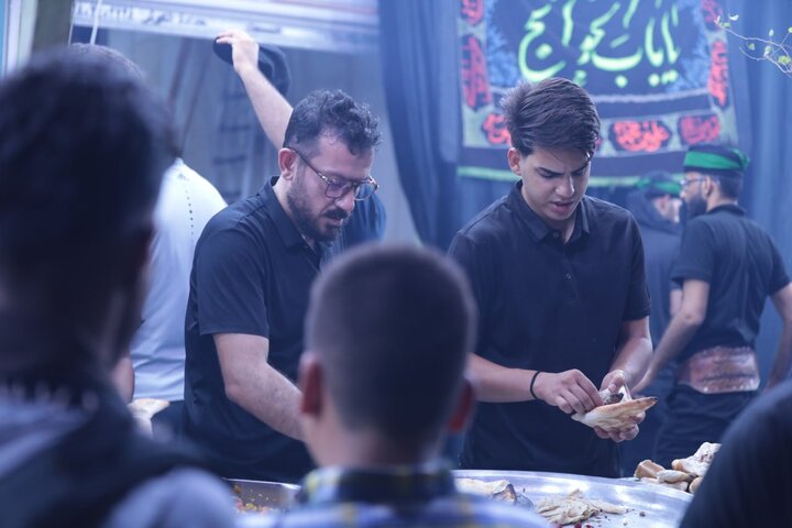 تقرير مصور/ من ديالى.. موكب "صاحبة الضلع المكسور" يخدم زوار الأربعين ويساعدون الفقراء في كربلاء