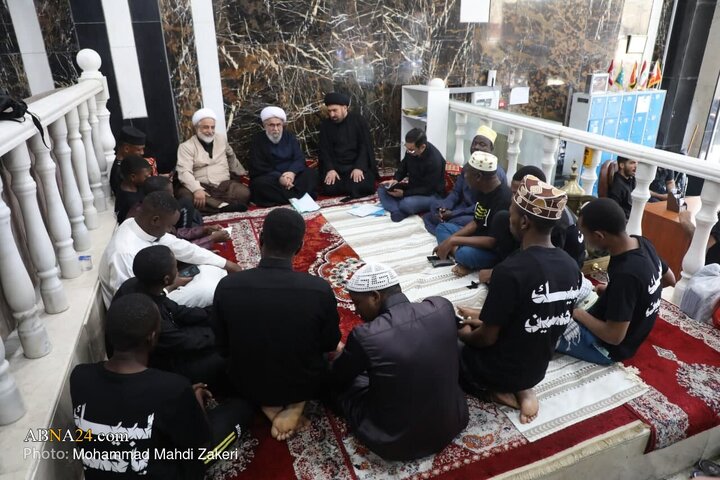 Kerbela'da Dünya Ehlibeyt (a.s) Kurultayı Genel Sekreteri Ayetullah Ramazani'nin Çeşitli Ülke Alimleriyle Samimi Oturumu