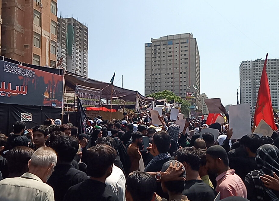 اعتراض خانواده‌های شیعیان ناپدیدشده در جریان مراسم اربعین کراچی + عکس