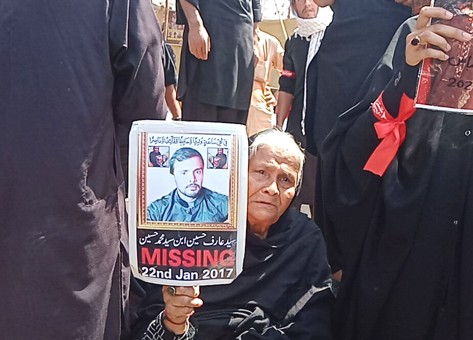 اعتراض خانواده‌های شیعیان ناپدیدشده در جریان مراسم اربعین کراچی + عکس