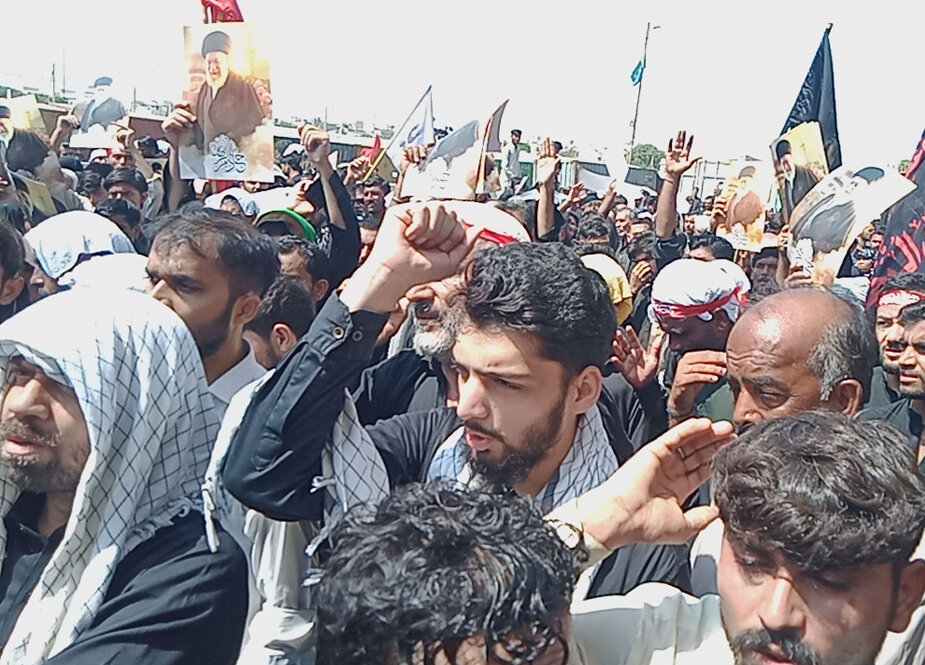 اعتراض خانوادههای شیعیان ناپدیدشده در جریان مراسم اربعین کراچی + عکس