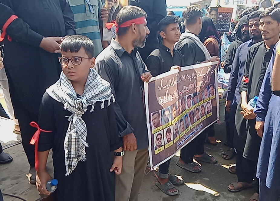 اعتراض خانواده‌های شیعیان ناپدیدشده در جریان مراسم اربعین کراچی + عکس
