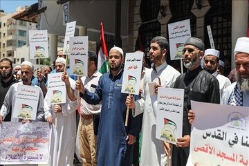 غزہ کے علماء: سرزمین چھوڑنا مٹی اور شہداء کے خون سے خیانت ہے