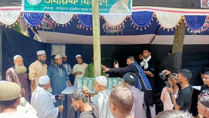 ဘင်္ဂလားဒေ့ရှ်နိုင်ငံ ခူလနာ မြို့ တွင် ပထမဆုံး အကြိမ် စွန္နီ ၊ရှီအဟ် အာလင်မ် ပေါင်း အရ်ဗအီးန်နေ့ သဗရွတ်က် ဝေငှ  ။ ။ Photos