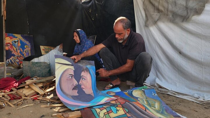 نقاش فلسطینی برای تأمین غذا، آثار خود را سوزاند + تصاویر