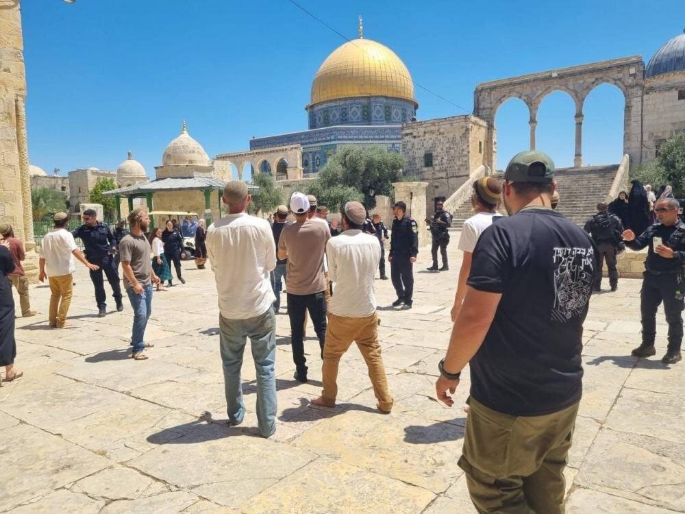 Dozens of fanatic Jewish settlers defile Aqsa Mosque