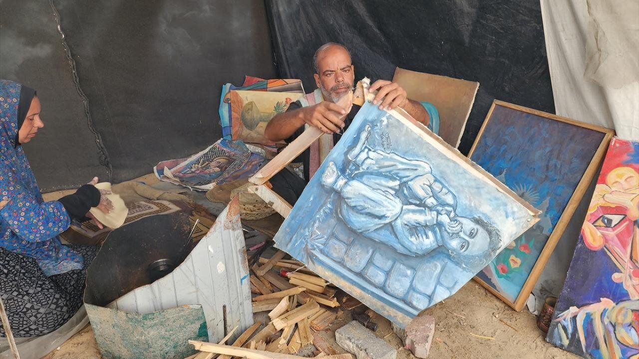 نقاش فلسطینی برای تأمین غذا، آثار خود را سوزاند + تصاویر