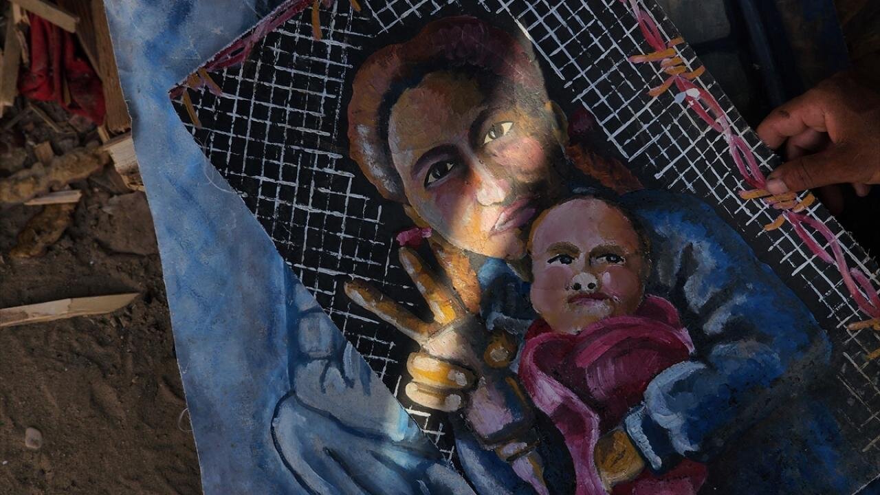 نقاش فلسطینی برای تأمین غذا، آثار خود را سوزاند + تصاویر