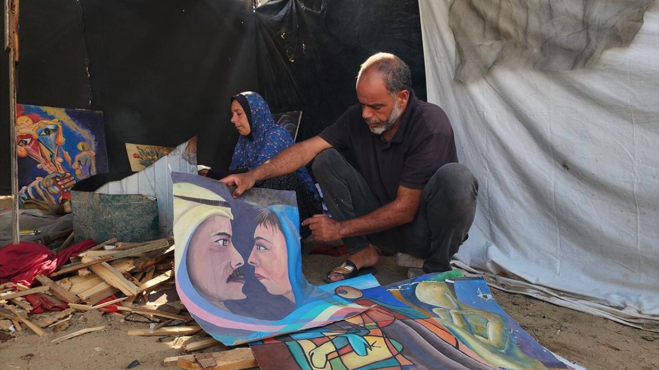 نقاش فلسطینی برای تأمین غذا، آثار خود را سوزاند + تصاویر