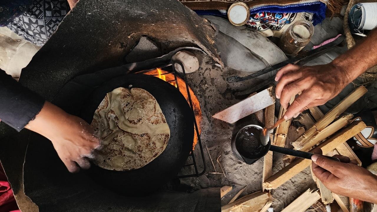 نقاش فلسطینی برای تأمین غذا، آثار خود را سوزاند + تصاویر