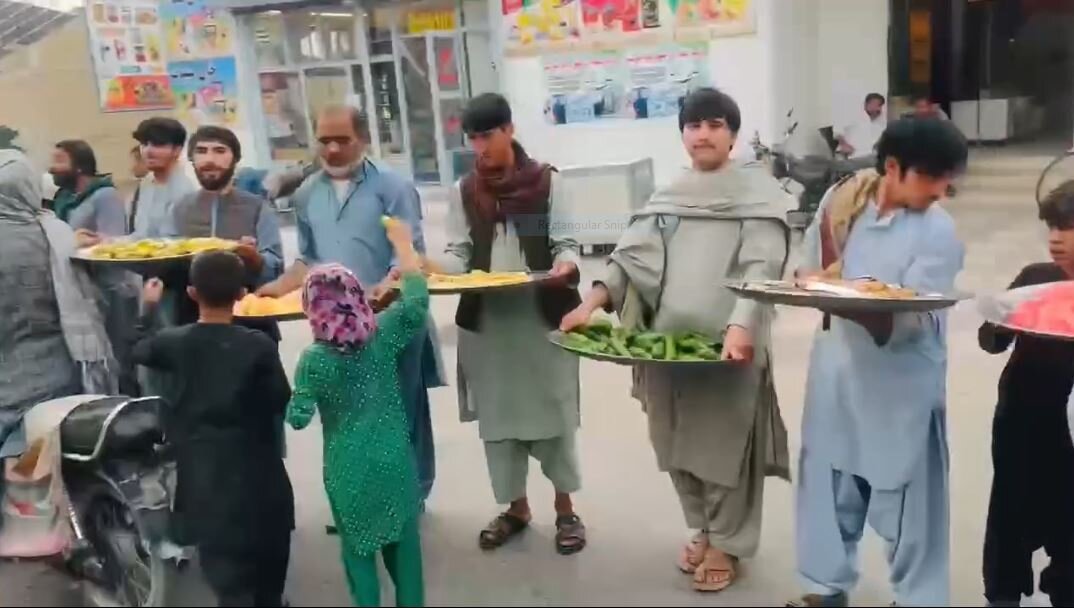 ویدیو | پذیرایی شیعیان قندهار از مردم، به یاد طریق الحسین(ع) در اربعین