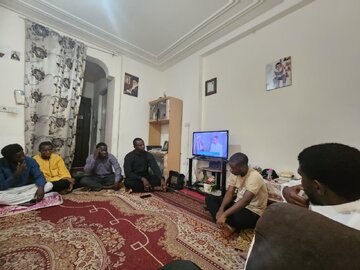 কোমের গিনি-বিসাউয়ের শিক্ষার্থীরা প্রয়াত শেখ বোবাকার সাইদির স্মৃতির প্রতি শ্রদ্ধা নিবেদন করেছে।