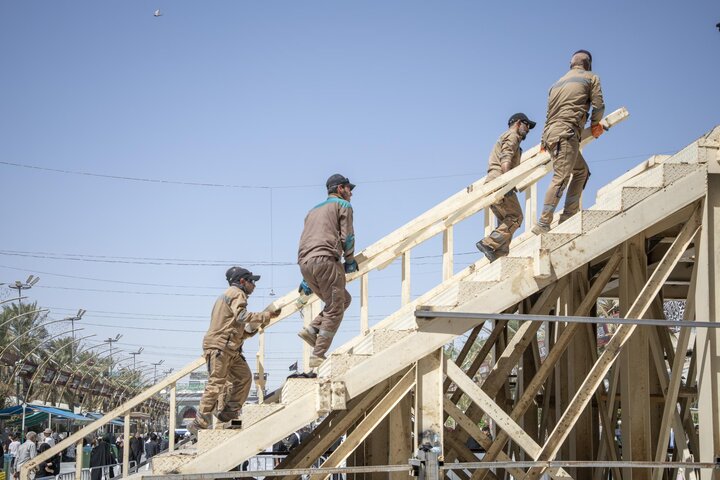 تقرير مصور/ قسم الصناعات يباشر تفكيك المجسر الحديدي المؤقت في منطقة بين الحرمين بعد انتهاء زيارة الأربعين