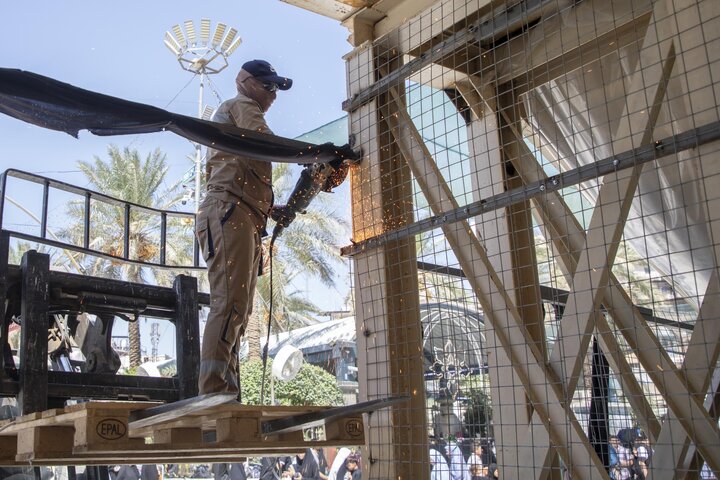 تقرير مصور/ قسم الصناعات يباشر تفكيك المجسر الحديدي المؤقت في منطقة بين الحرمين بعد انتهاء زيارة الأربعين