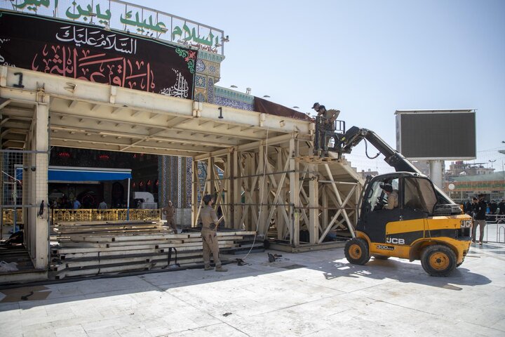 تقرير مصور/ قسم الصناعات يباشر تفكيك المجسر الحديدي المؤقت في منطقة بين الحرمين بعد انتهاء زيارة الأربعين