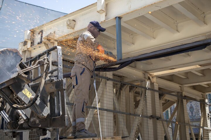 تقرير مصور/ قسم الصناعات يباشر تفكيك المجسر الحديدي المؤقت في منطقة بين الحرمين بعد انتهاء زيارة الأربعين