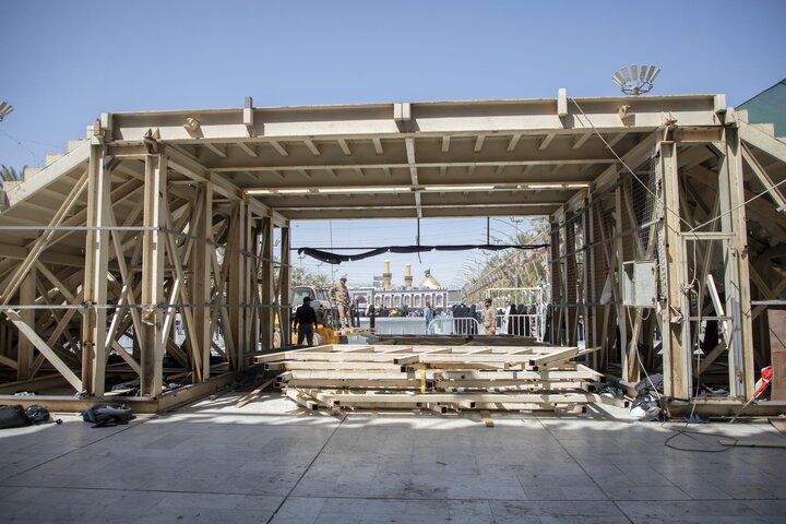 تقرير مصور/ قسم الصناعات يباشر تفكيك المجسر الحديدي المؤقت في منطقة بين الحرمين بعد انتهاء زيارة الأربعين