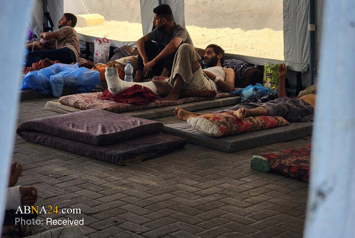 خدمت‌رسانی به مجروحان خان یونس در محوطه بیمارستان ناصر