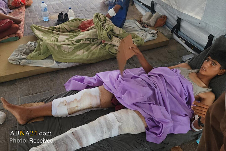 خدمت‌رسانی به مجروحان خان یونس در محوطه بیمارستان ناصر