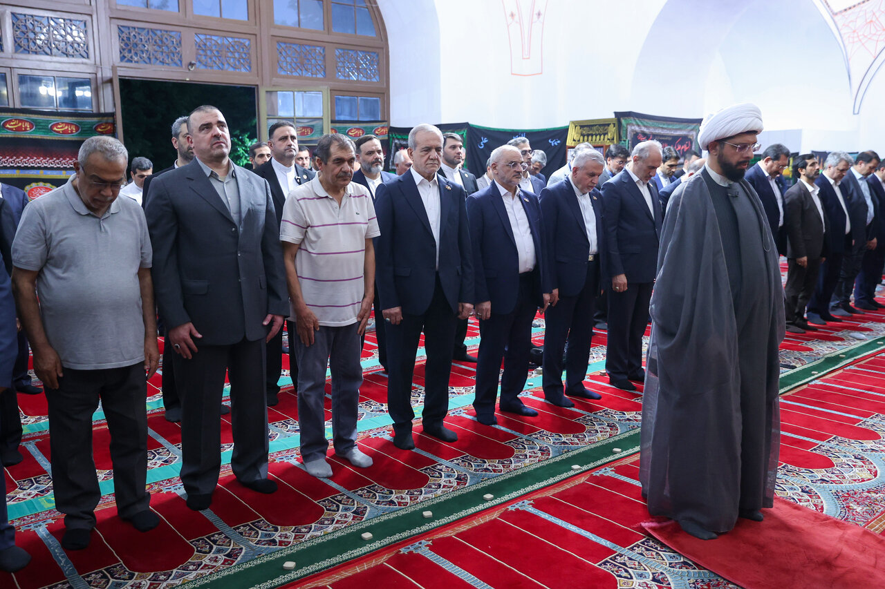 بازدید دکتر پزشکیان از مسجد کبود ایروان و اقامه نماز با نمازگزاران