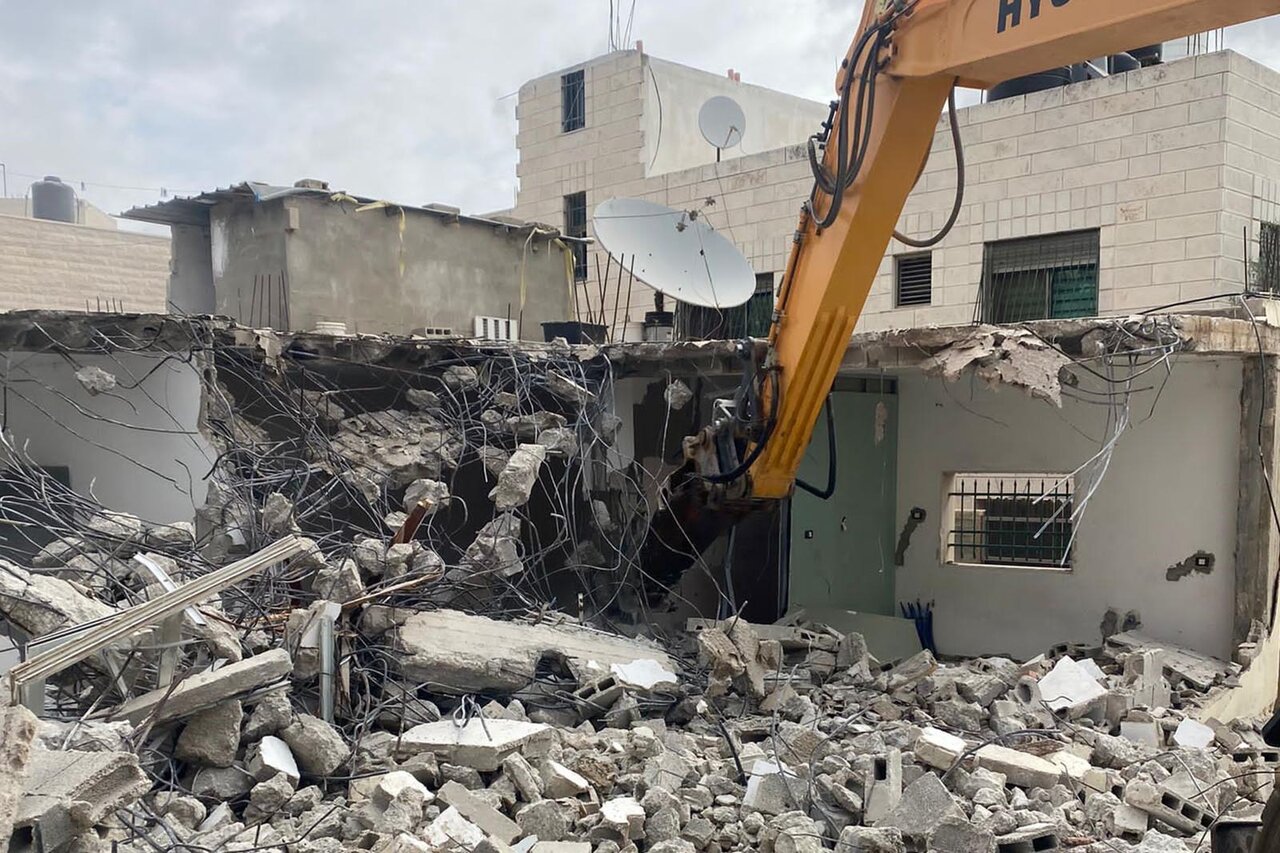 Israeli forces demolish Palestinian café in Beit Sira
