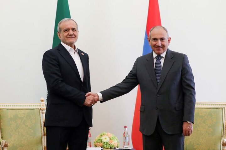 Iranian President, Armenian PM hold private meeting