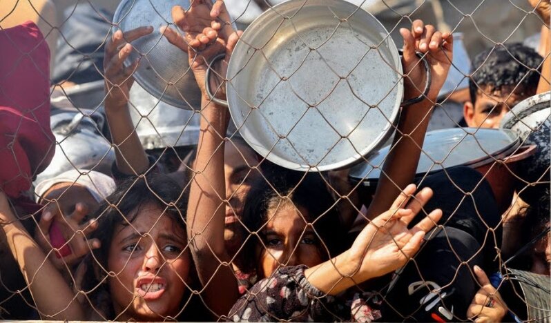Gazze’de çocuklar açlık ve felç eden virüslerle karşı karşıya