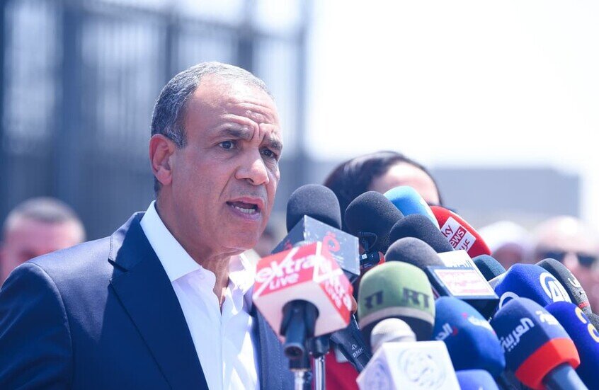 وزير الخارجية المصري يبعث برسالة لأهالي غزة على صناديق المساعدات.. ماذا قال فيها؟