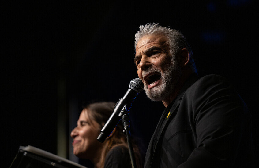 لابيد يهاجم نتنياهو والمتحدث باسمه بطريقة ساخرة ولاذعة على خلفية مزاعم تتعلق بدولة قطر