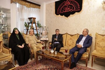 İran Atom Enerjisi Təşkilatının rəhbərinin sionist rejimin təcavüzkar müharibəsində şəhid olan general ailələri ilə görüşüb