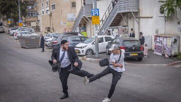 مقبوضہ فلسطین میں یہودی آبادکاروں کا احتجاج مارپیٹ تک جا پہنچا + ویڈیوز